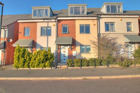 3 bedroom townhouse for sale - Chester Pike, Scotswood, Newcastle upon Tyne, NE15