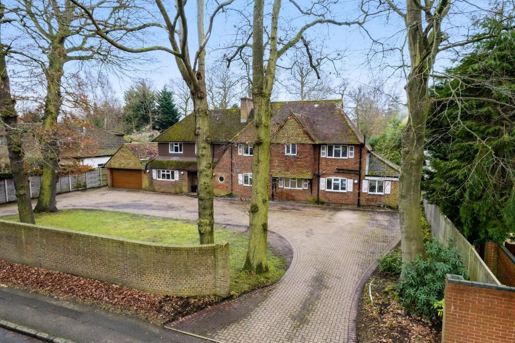 Queens Road, WaltonOnThames, KT12 5 bed detached house £1,850,000