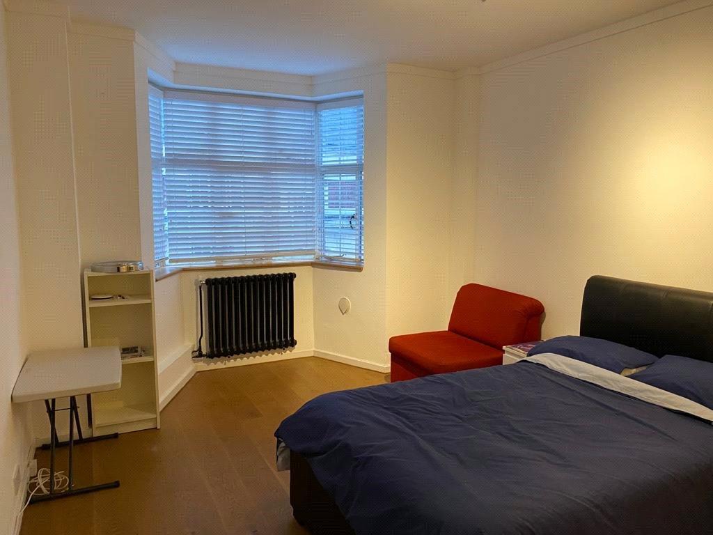 Russell Court, Woburn Place... Studio £1,599 pcm (£369 pw)