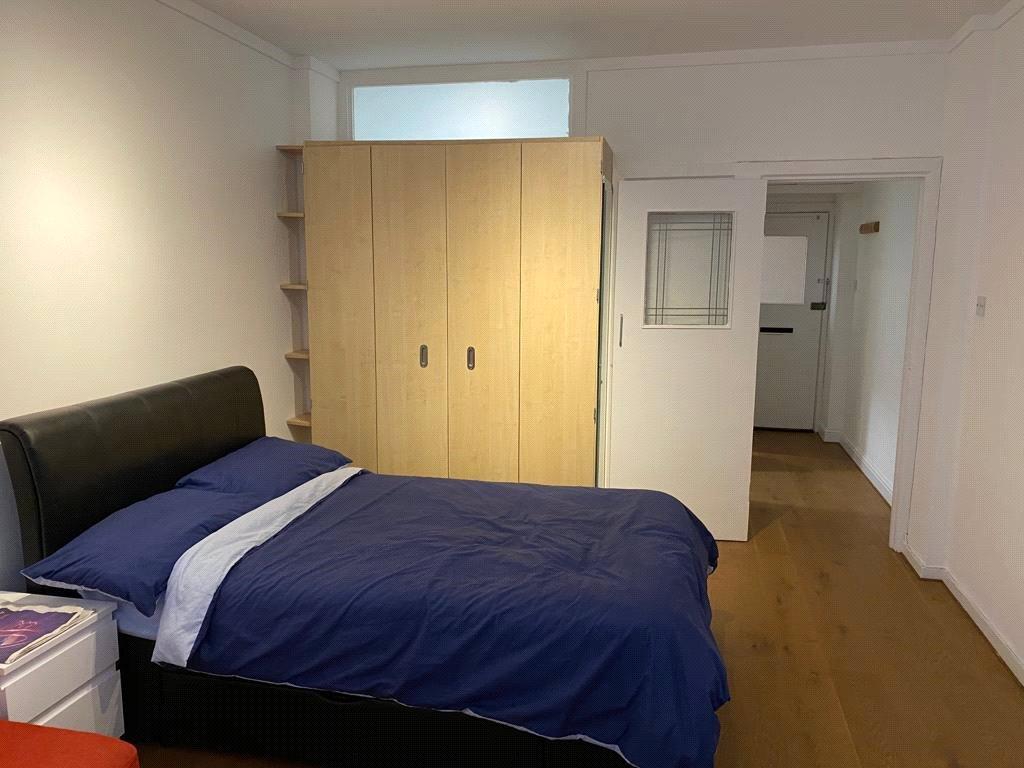 Russell Court, Woburn Place... Studio £1,599 pcm (£369 pw)