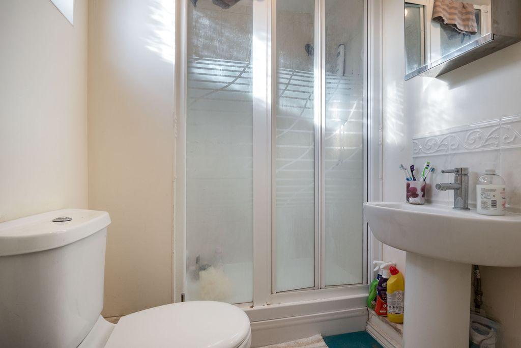 Ensuite to Bed 1