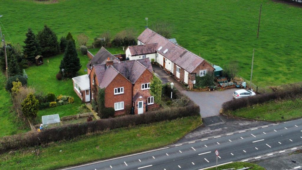 A34, Yarlet, Stafford, ST18 4 bed detached house £600,000
