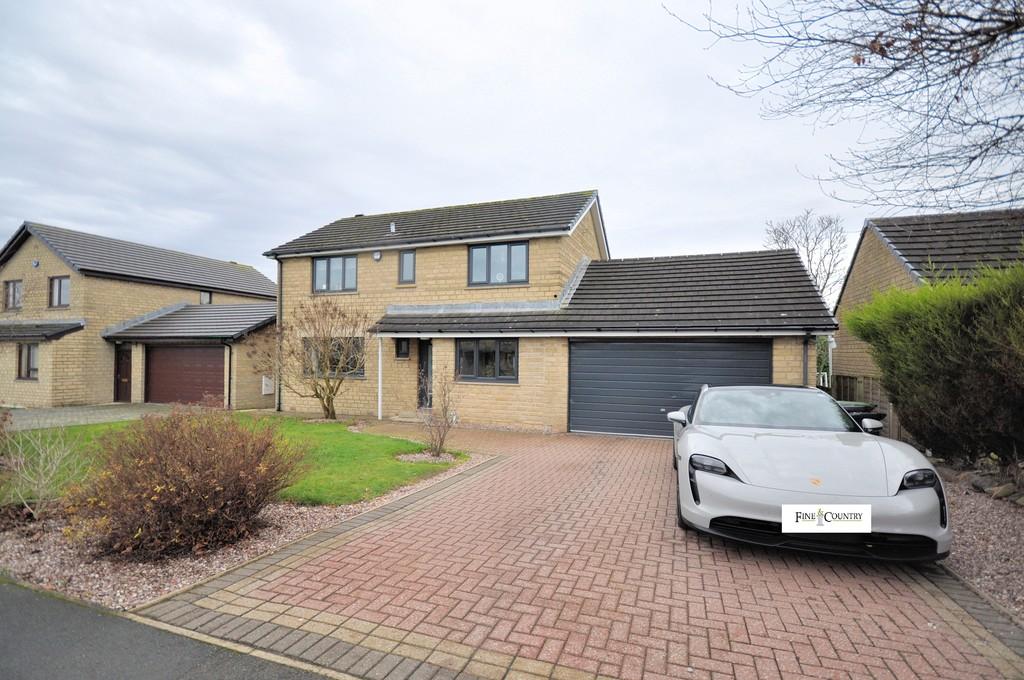Netherton Moor Road, Netherton, Huddersfield 4 bed detached house £