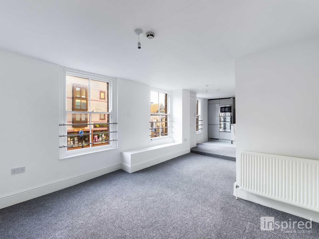 High Street, Newport Pagnell 2 bed apartment £220,000