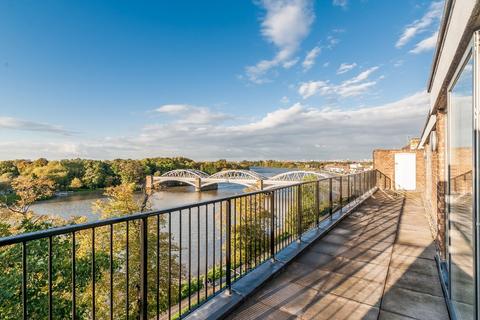 2 bedroom penthouse for sale - River House, The Terrace