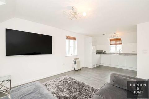 2 bedroom apartment for sale - College Close, Loughton, IG10