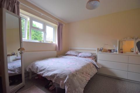 4 bedroom semi-detached house to rent, Blackwell Avenue, Guildford