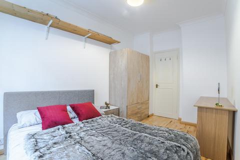 4 bedroom apartment to rent - Coopers Lane, London, NW1