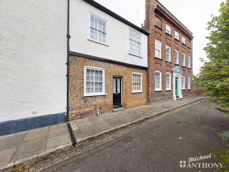 St. Marys Square, Aylesbury 2 bed terraced house £250,000