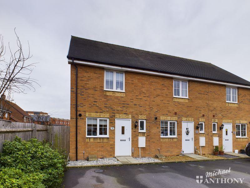 Berryfields, Aylesbury 2 bed end of terrace house £295,000