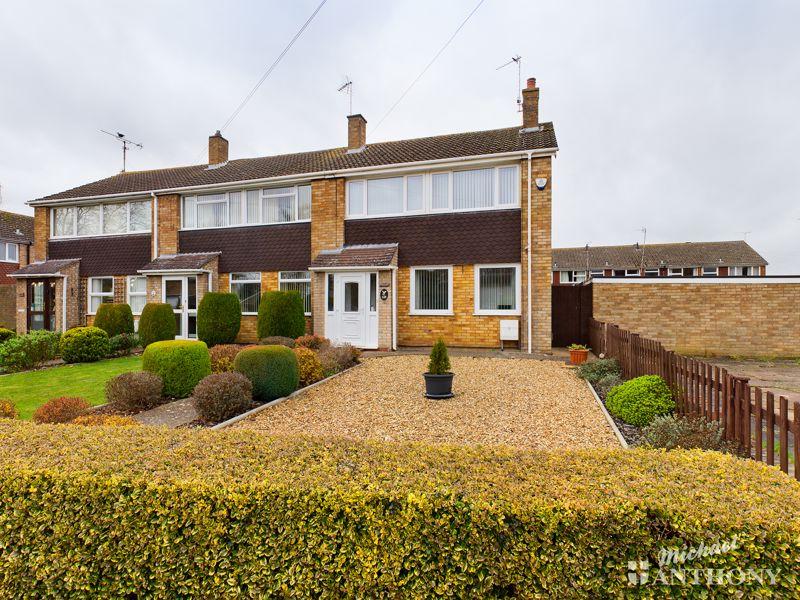 Bedgrove, Aylesbury 3 bed end of terrace house £340,000