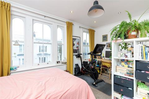 4 bedroom terraced house to rent, Clinton Road, London, E3