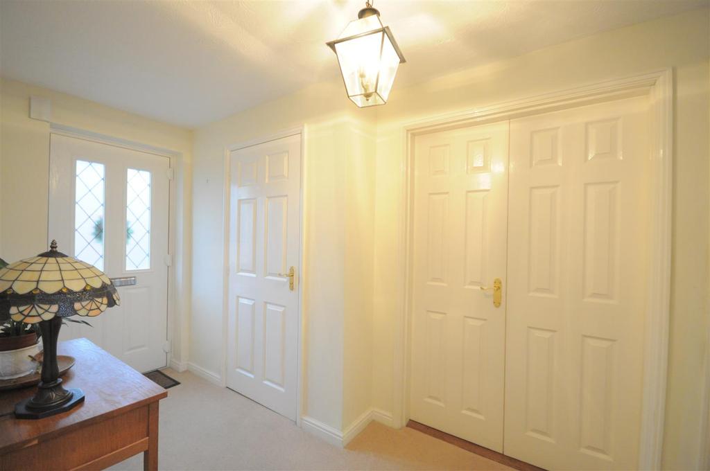 Navigation Loop, Stone 4 bed detached house £375,000