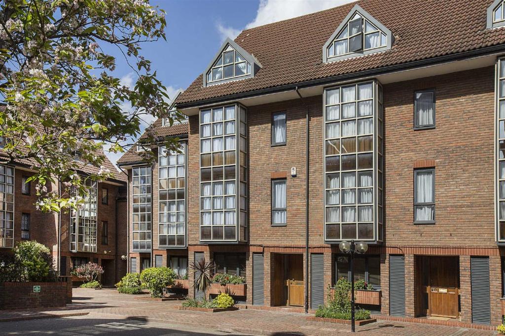 Windsor Way, Brook Green, London, W14 4 bed flat £6,067 pcm (£1,400 pw)