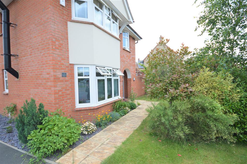 Chaplins Drive, Roade 3 bed detached house £1,500 pcm (£346 pw)