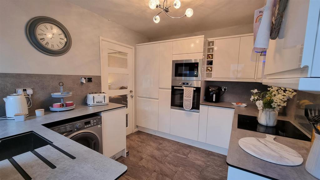 Maple Drive, Brackla, Bridgend 3 bed semidetached house £225,000