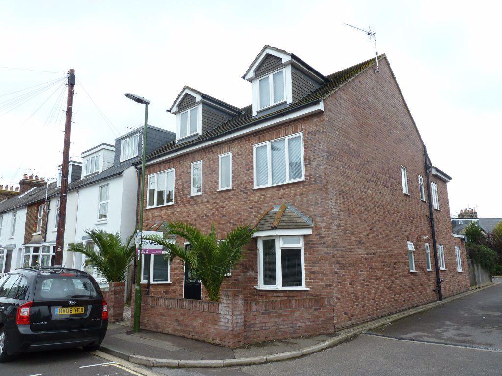 Halo Court, Whyke Lane, Chichester 2 bed flat £795 pcm (£183 pw)