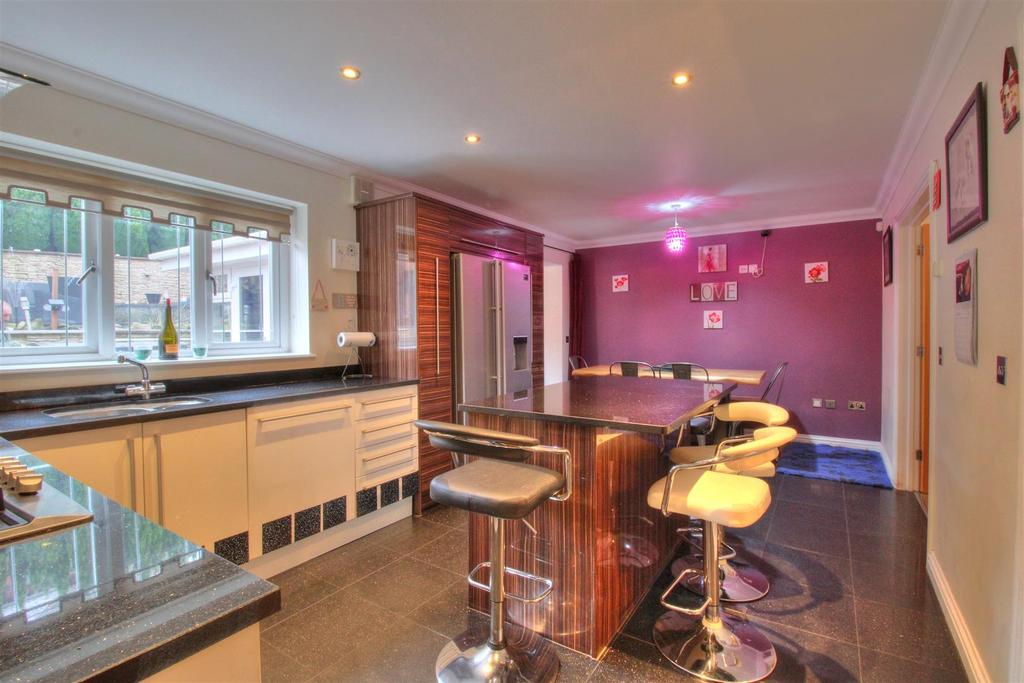 Glanaman Road, Cwmaman, Aberdare, CF44 4 bed semidetached house £240,000