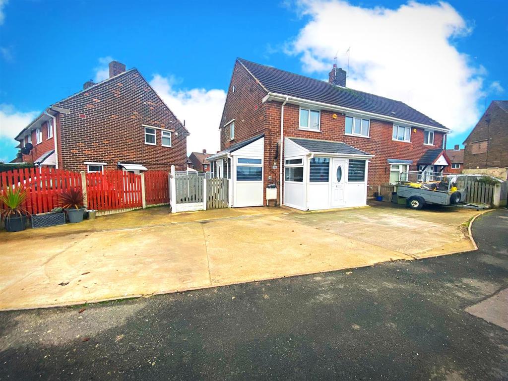 Yew Tree Drive, Shirebrook, Mansfield 3 bed semidetached house £175,000