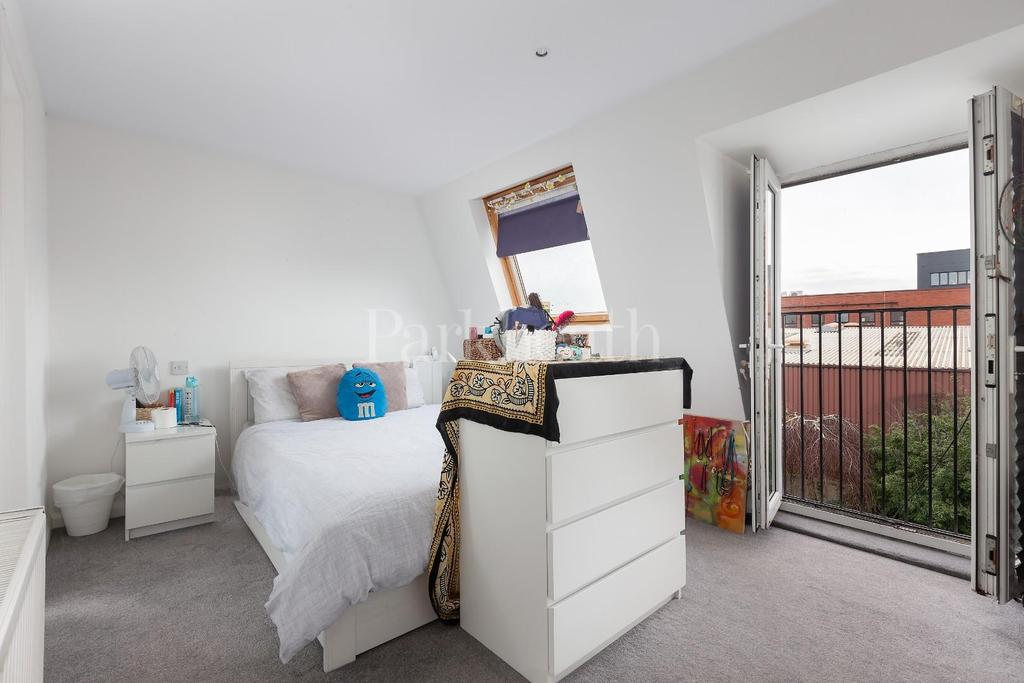 Lydden Grove, London SW18 2 bed flat £1,375 pcm (£317 pw)