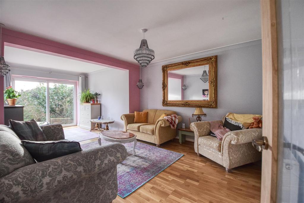 Grange Court Drive, BexhillOnSea 2 bed semidetached bungalow £335,000