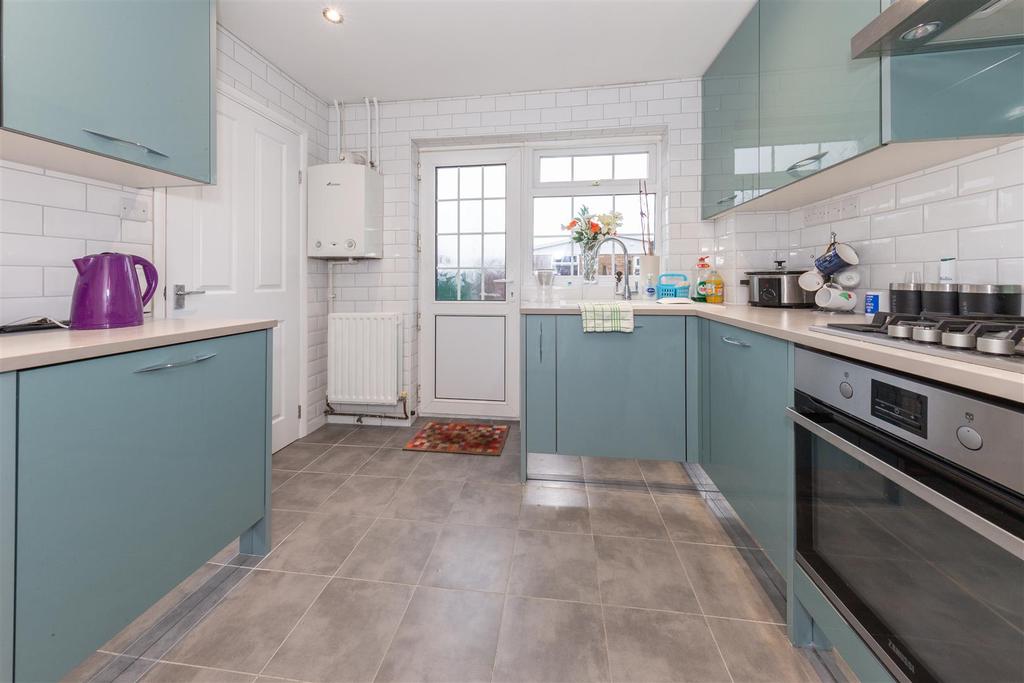 Julius Gardens, Luton, Bedfordshire 3 bed end of terrace house £270,000