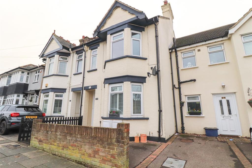 St. Clements Avenue, LeighOnSea 2 bed flat £340,000