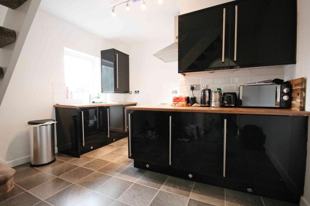 Station Road, Weaverham, CW8 2 bed apartment £145,000