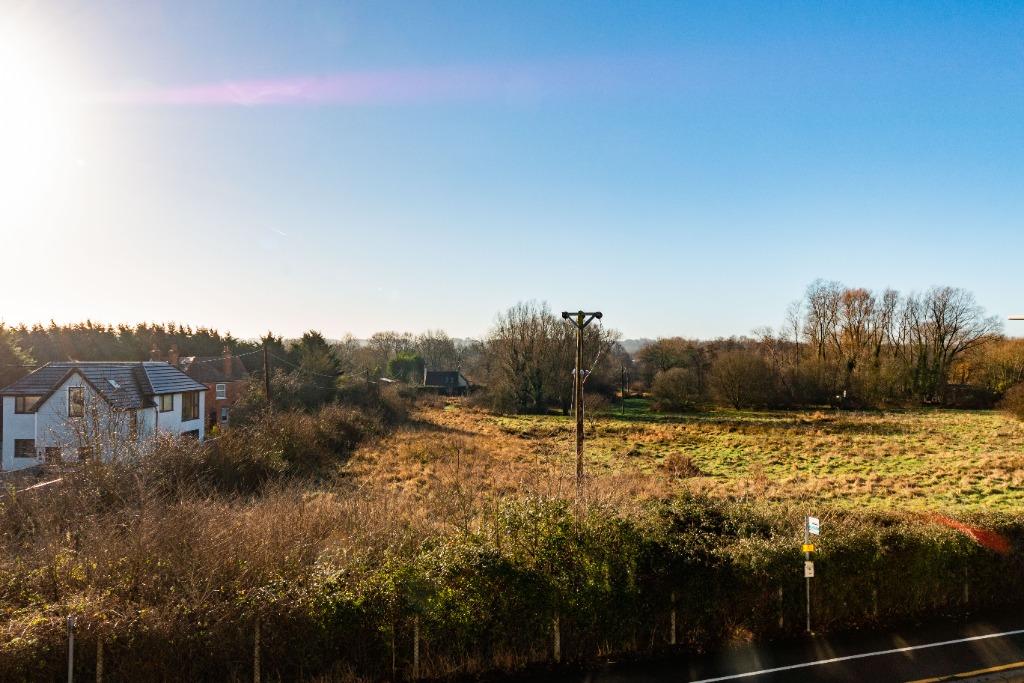 Lower Way, Thatcham, RG19 2 bed flat £900 pcm (£208 pw)