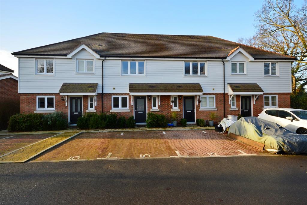 Longhurst Drive, Billingshurst, RH14 2 bed terraced house £1,400 pcm