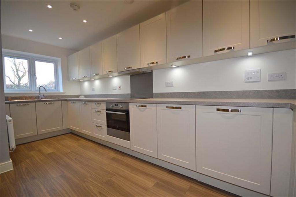 Longhurst Drive, Billingshurst, RH14 2 bed terraced house £1,400 pcm