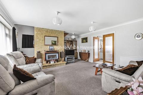 32 Farm Drive, Croydon, CR0 8HR