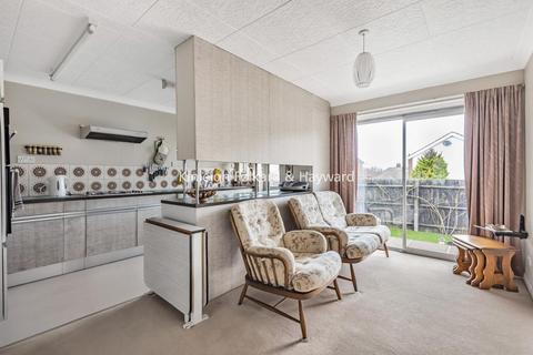 32 Farm Drive, Croydon, CR0 8HR