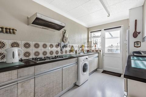 32 Farm Drive, Croydon, CR0 8HR