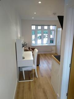 Studio to rent, Weydon Farm Lane