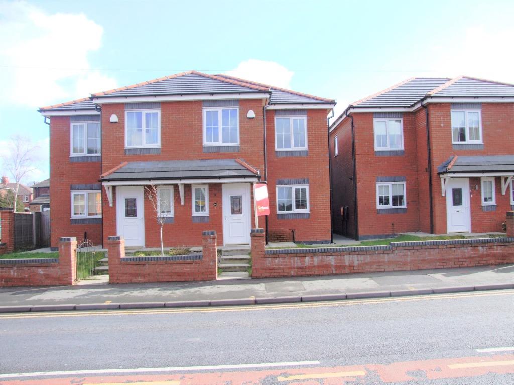 Warrington Road, Abram, Wigan, WN2 3 bed semidetached house £650 pcm