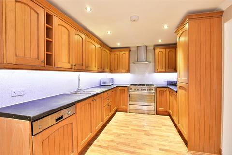 8 Beech Close, Folkestone, CT19 5TB