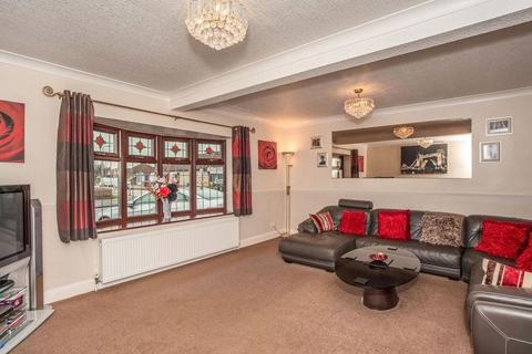 2 bedroom detached house to rent, Upminster Road North, Rainham RM13
