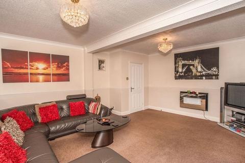 2 bedroom detached house to rent, Upminster Road North, Rainham RM13