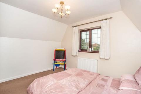 2 bedroom detached house to rent, Upminster Road North, Rainham RM13