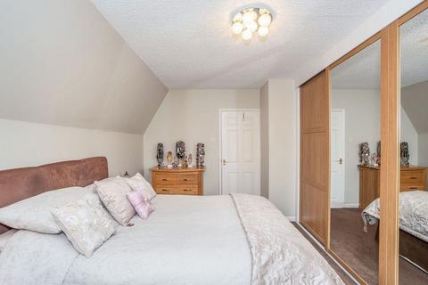 2 bedroom detached house to rent, Upminster Road North, Rainham RM13