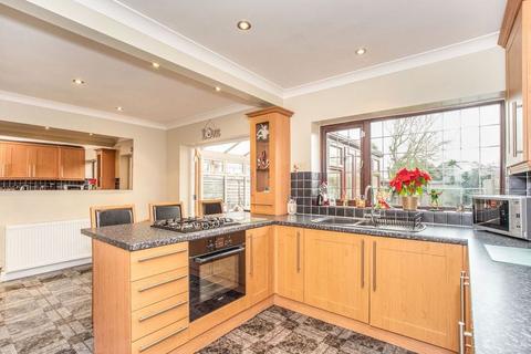2 bedroom detached house to rent, Upminster Road North, Rainham RM13