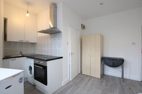 Studio to rent, High Road, Wembley, Middlesex, HA0