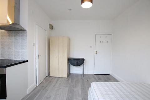 Studio to rent, High Road, Wembley, Middlesex, HA0