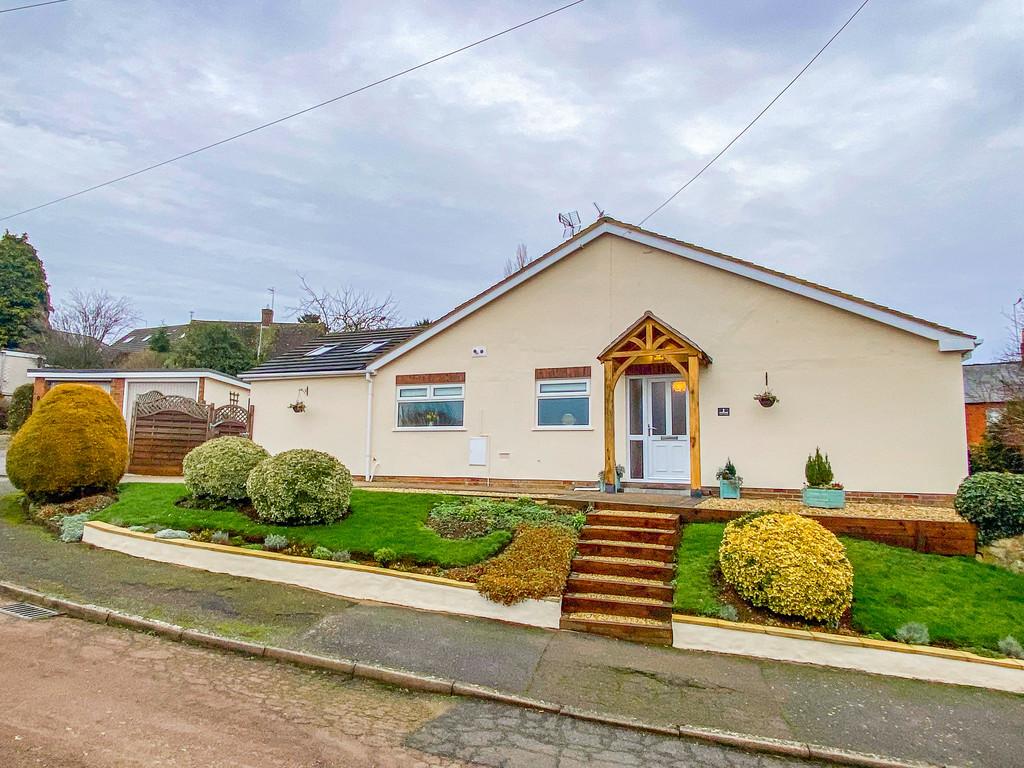 Syers Green Close, Long Buckby, NN6 7QW 2 bed semidetached bungalow