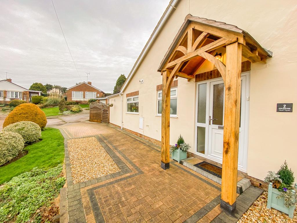 Syers Green Close, Long Buckby, NN6 7QW 2 bed semidetached bungalow