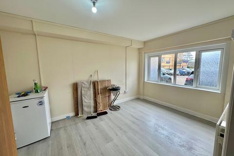 Studio to rent, Pickard Close, Southgate