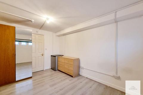 Studio to rent, Pickard Close, Southgate