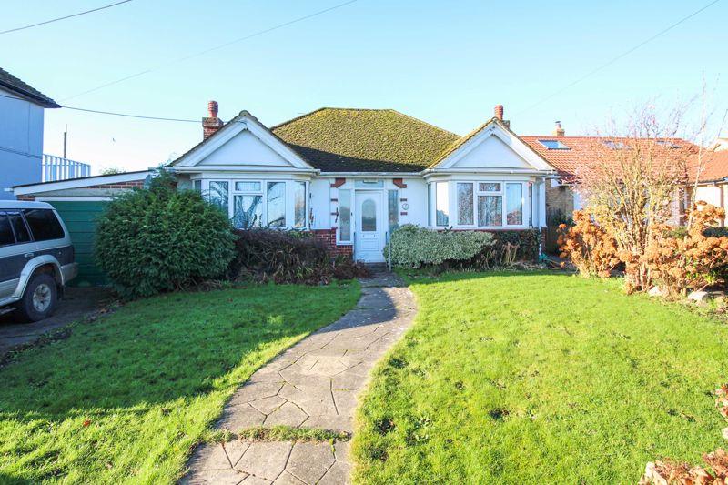 Queens Road, Ash 2 bed detached bungalow £410,000