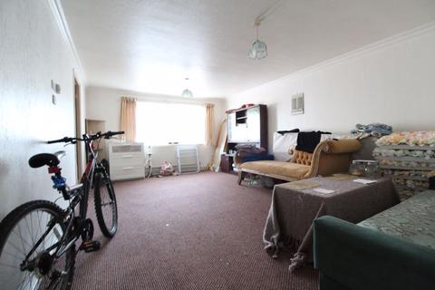 2 bedroom flat for sale - Essex Close, Luton